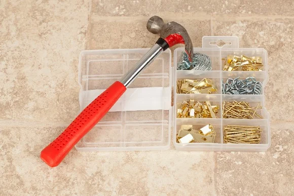 Hammer und Sortimentskasten mit Nägeln und Haken